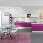Violetinė virtuvė su balta