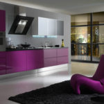 Bucătărie violetă cu culoare de oțel