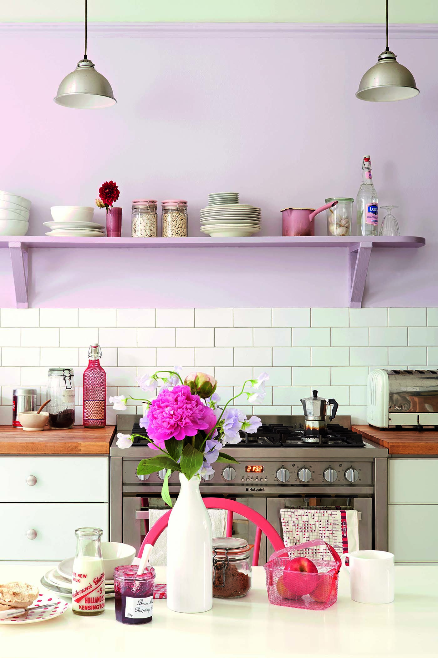 Svetlá fialová kuchyňa
