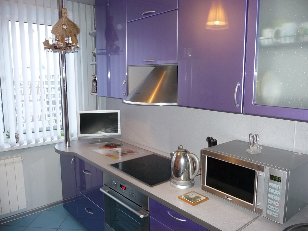 Appliances in the purple kitchen