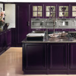 Tumman violetti keittiö