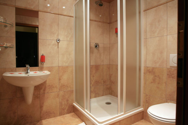 Cabine de douche dans une salle de bain beige