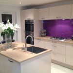 Bucătărie violetă cu chiuvetă