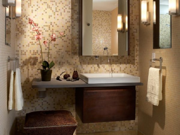 Moderna vannas istaba smilškrāsas krāsās