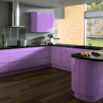 Bucătărie violetă în culori strălucitoare