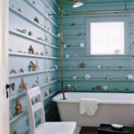 Dekorace koupelny s exponáty z mořské sbírky