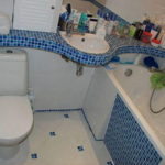 Koupelna dekorovaná mozaiková pracovní deska s umyvadlem nad vanou