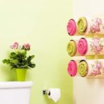 Vannas istabas dekoru nodalījumi dvieļiem ar dekupāžu