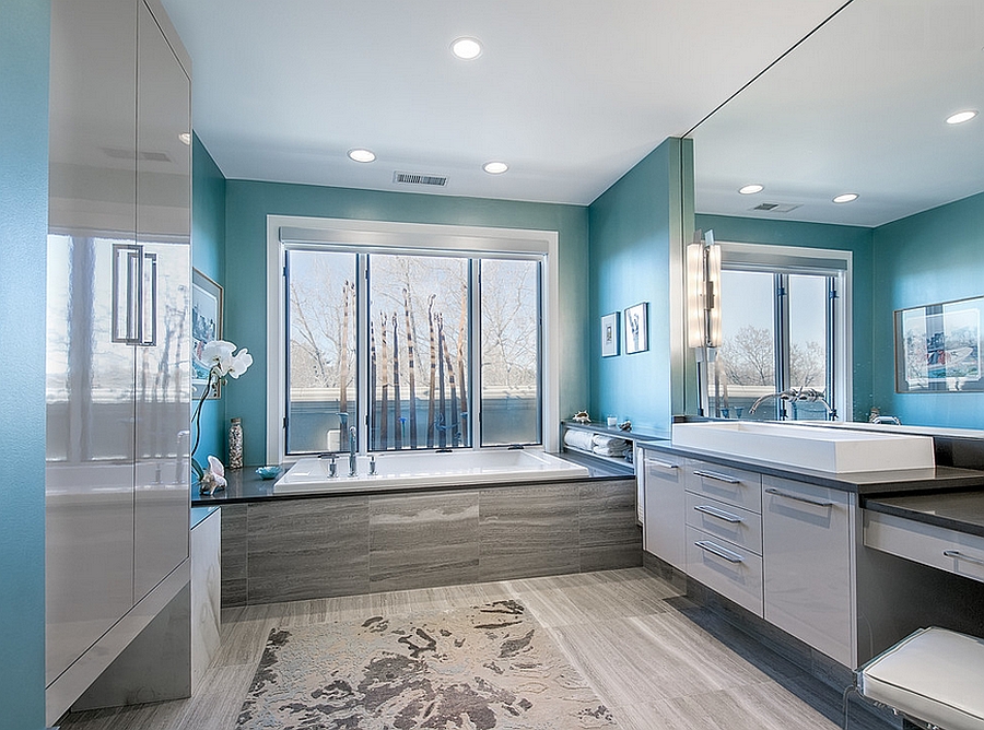 Augsto tehnoloģiju stila vannas istabas dekoru sīkrīki un apgaismojums