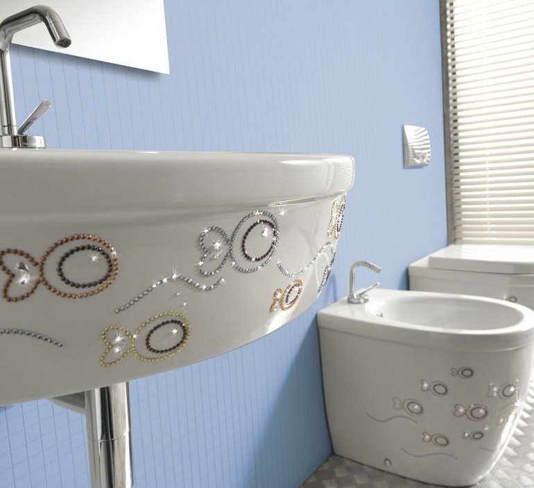 DIY augsto tehnoloģiju stila vannas istabas dekors