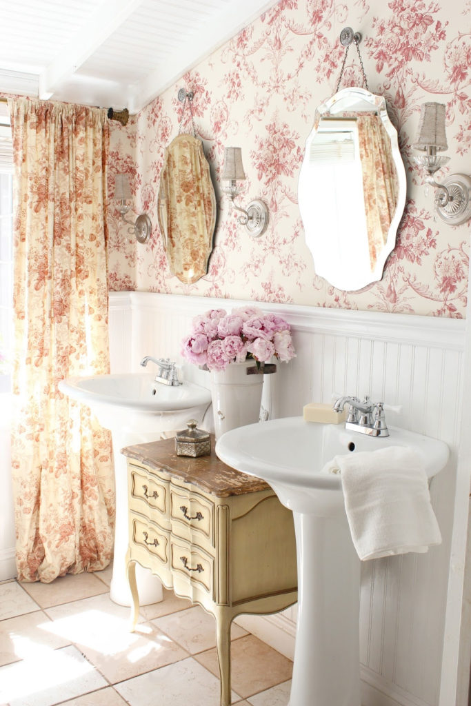 Provansas stila naktsskapīša vannas istabas dekors