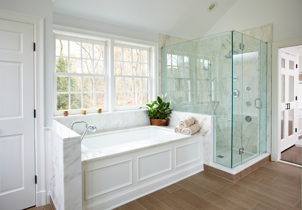Amerikāņu stila vannas istabas dekors ar baltu vannu
