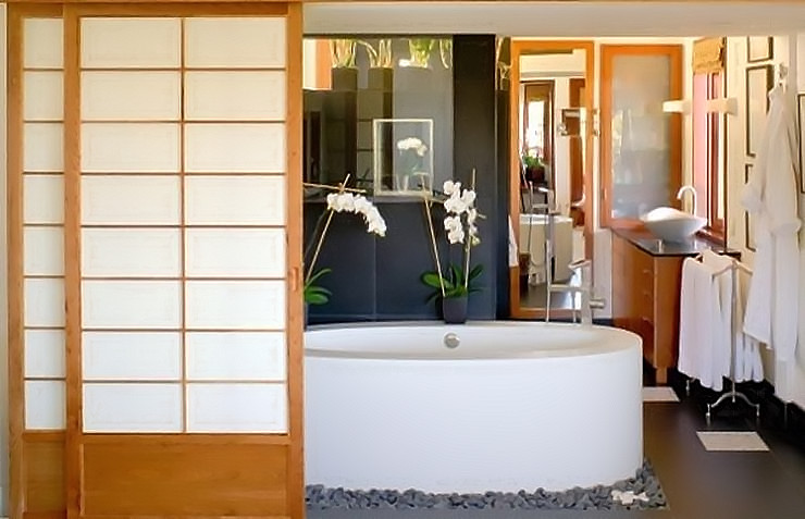 Klasiskais japāņu stila vannas istabas dekors ir papīra starpsienas un oļi ap vannas istabu
