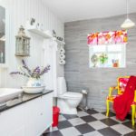 Kúpeľňa dekor svetlé textílie a nábytok
