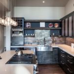 Kökdesign i ett privat hus högteknologisk svartvit gamma