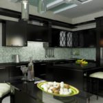 Design de cozinha em uma casa particular de alta tecnologia com um conjunto preto