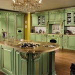 Designet af køkkenet i et privat hus er en klassisk stil med en ølayout