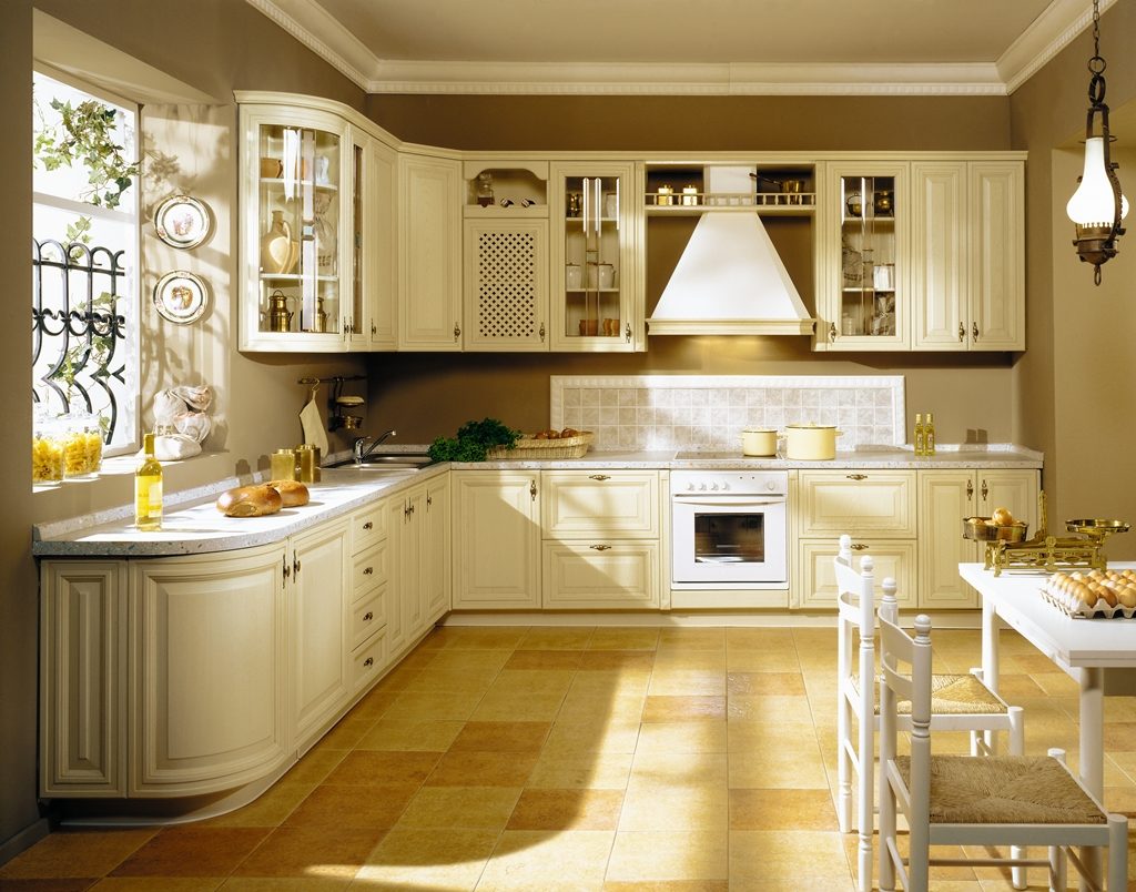 Projeto da cozinha em uma casa particular Parede clássica do estilo.