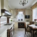 Design af et køkken i et privat hus i klassisk hjørnelayout