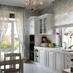 Reka bentuk dapur di dalam rumah tenggelam susun atur linear klasik oleh tingkap