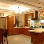 Design della cucina in una classica casa a forma di U privata