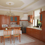 Dizajn kuchyne v súkromnom dome klasický rohový dizajn umývadlo pri okne