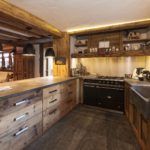 Dizajn kuchyne v súkromnom dome rustikálne umývanie okien
