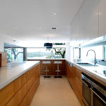 Reka bentuk dapur di rumah peribadi dengan tingkap panorama