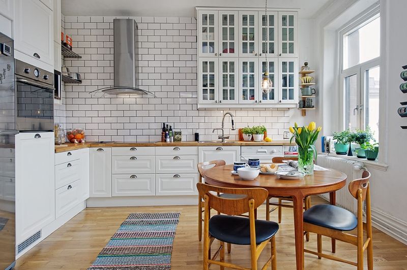 Projekt kuchni w prywatnym domu z kafelkami w stylu skandynawskim.