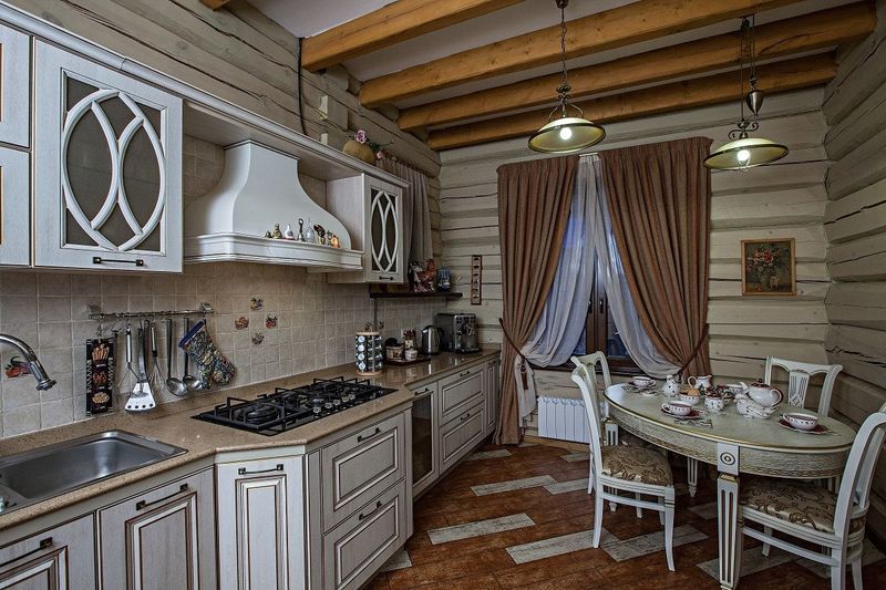 Dizajn kuchyne v súkromnom dome v štýle country a vintage.