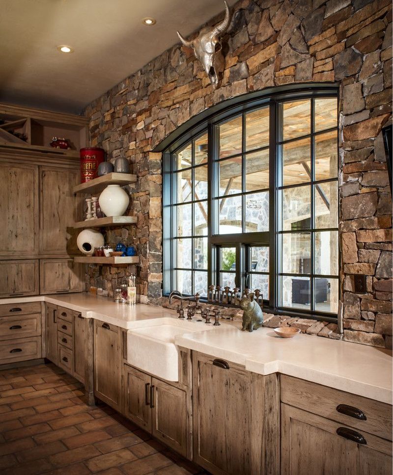 การออกแบบห้องครัวในบ้านหินสไตล์ชนบทที่เป็นส่วนตัว