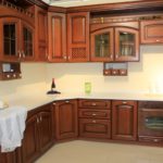 Reka bentuk dapur di rumah peribadi dengan gaya klasik alat dengar kayu