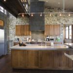 Design et køkken i et privat hus i en loftsstil