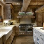 Dizajn kuchyne v súkromnom dome v rustikálnom štýle