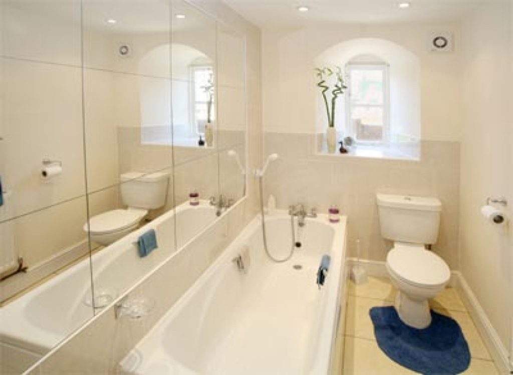 Hruščova vannas istabas dizains ir baltā un gaišā krāsā