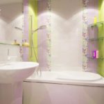Hruščova vannas istabas dizains, maigi zaļumi un violeta krāsa