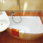 Kruşçev'de banyo tasarımı küvetin üzerinde lavabo