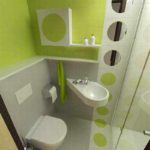 Kruşçev'de duş ve küçük bir lavabo bulunan banyo tasarımı