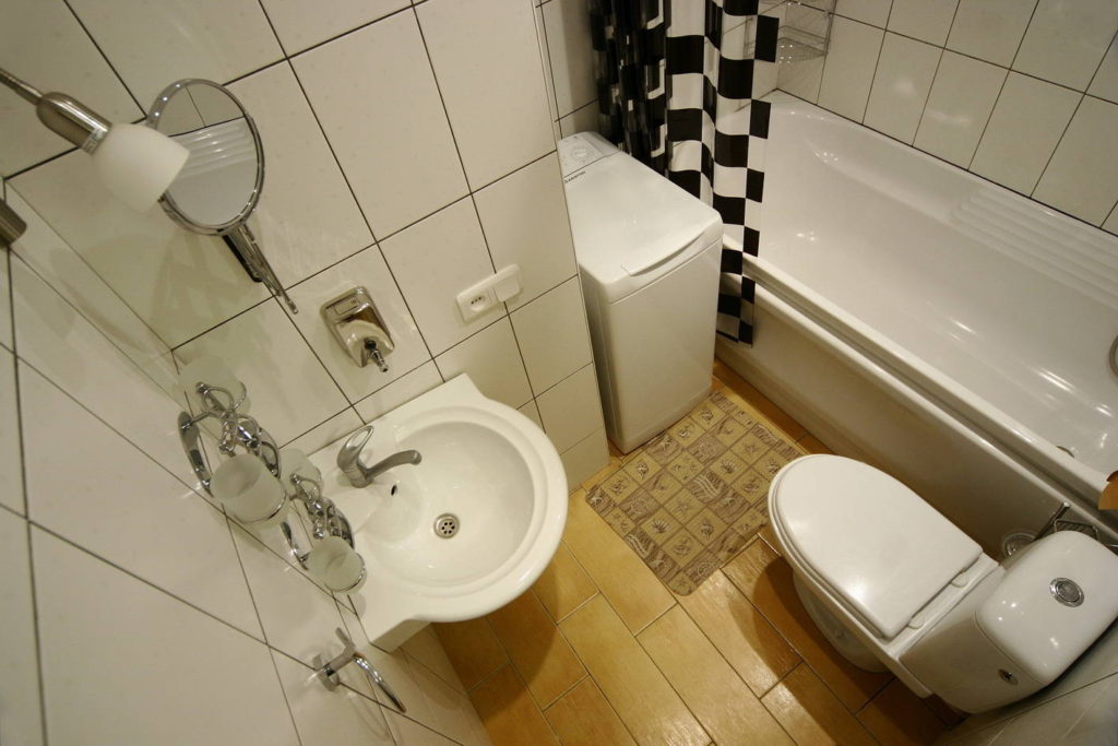 Design of a bathroom in Khrushchev with a small sink