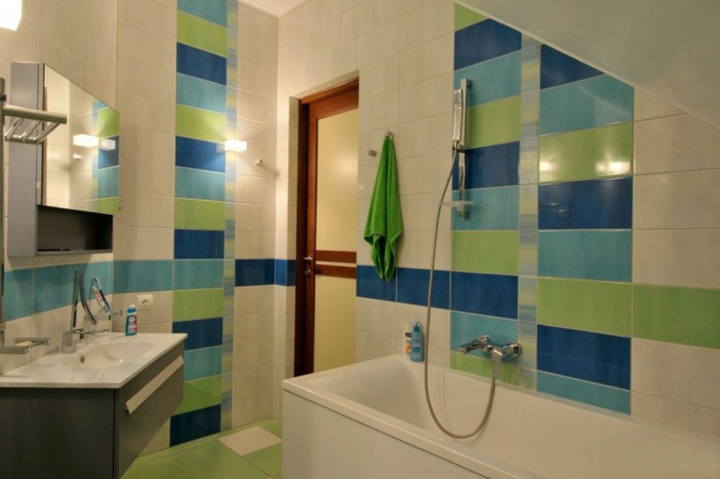 Design of the bathroom in Khrushchev blue and green colors