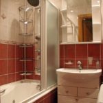 Vannas istabas dizains Hruščovā, stūra plaukti vannas istabā