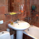 Kruşçev'deki banyoda kırmızı-kahverengi tonlarda tasarım