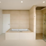 Salle de bain et douche aux couleurs beiges