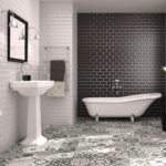 design keramických obkladů z černé a bílé koupelny
