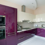 Cucina viola con bianco