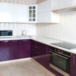 Лилава кухня с бяло