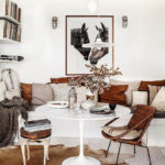 A nappali belső festményei fehér, barna díszítéssel