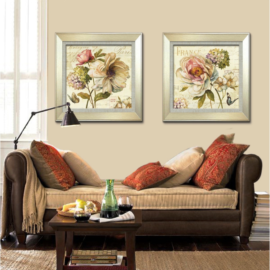 Festmények a nappali belső részén virágok