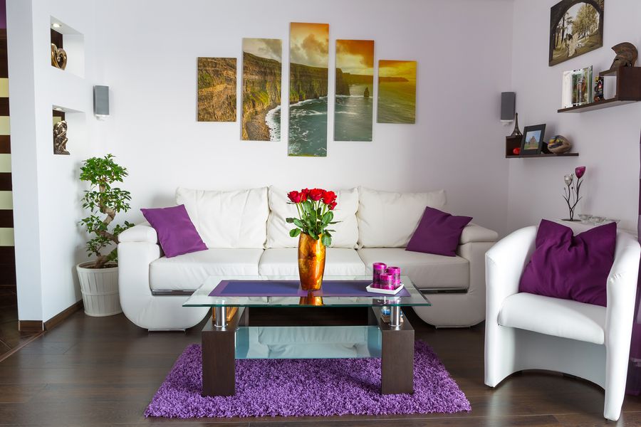 Dipinti nei colori interni armoniosi del soggiorno