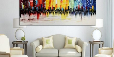 Obrazy v interiéri obývacej izby majú kontrastné svetlé farby.